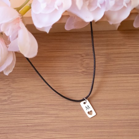 Collar de piel con plaquita de inicial