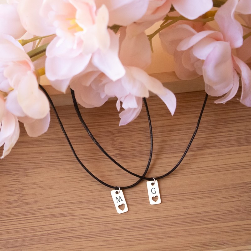 Dúo collar de piel con plaquita de inicial