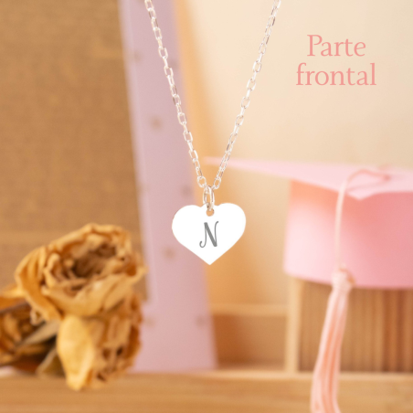 Cadena de corazón e inicial grabada de graduación