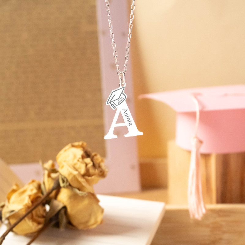 Cadena de inicial con nombre y fecha grabado de graduación